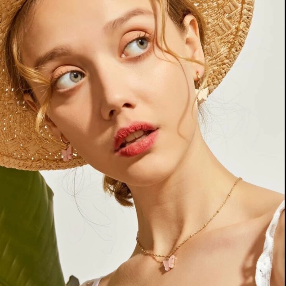 🔥3/$25🔥3 Piece Butterfly Necklace & Earrings Set - Picture 4 of 5